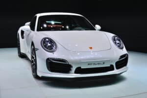 Weißer Porsche 911 auf einer Automobilausstellung.