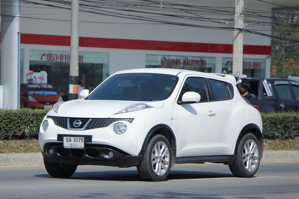 Weißer Nissan Juke auf einer Straße.