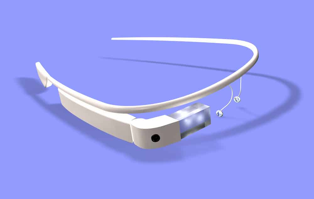 Eine interaktive Glasbrille isoliert auf blauem Hintergrund.