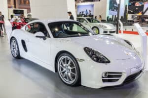 Porsche Cayman auf einer Automobilausstellung.