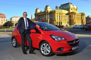 Zu Besuch in Zagreb: Opel-Chef Dr. Karl-Thomas Neumann und der neue, preisgekrönte Corsa vor dem kroatischen National-Theater. © GM Company