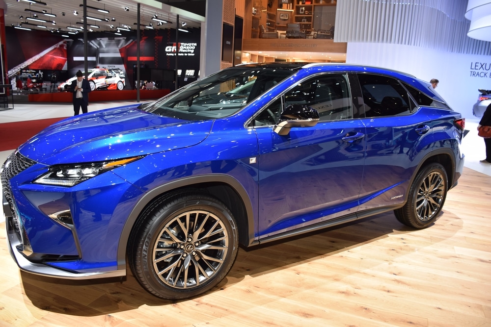 Ein blauer Lexus RX auf einer Autoausstellung.