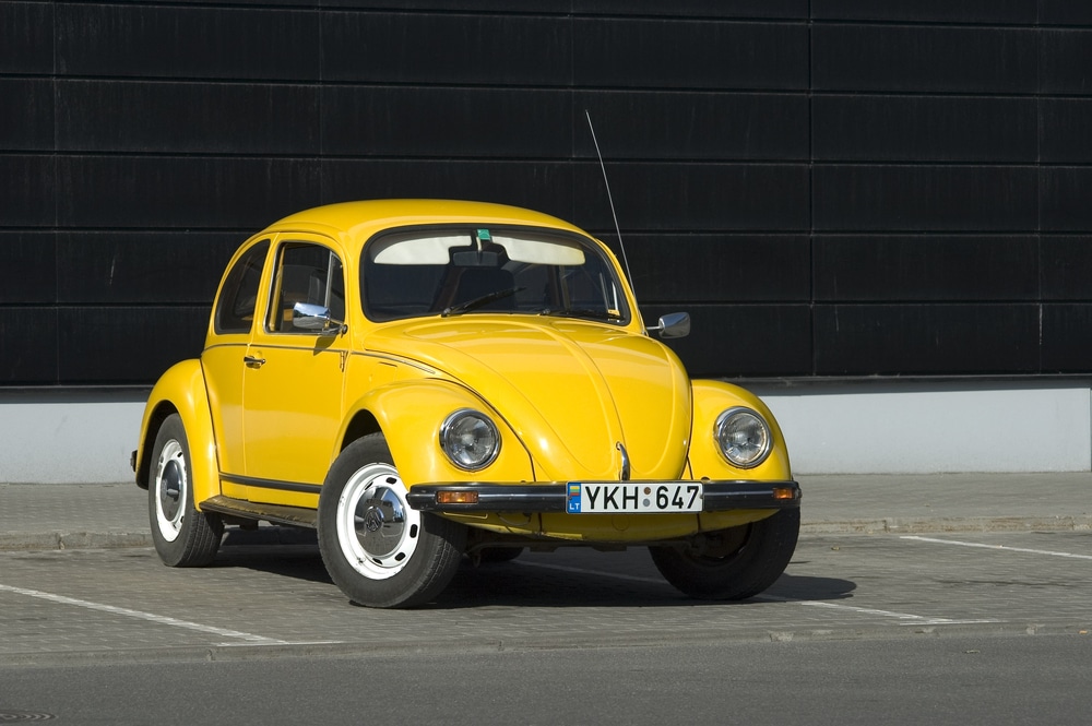 Ein gelber Oldtimer VW Käfer