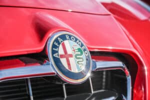 Alfa Romeo Logo auf einem roten Sportwagen