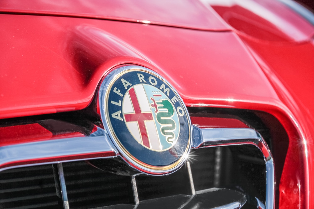 Alfa Romeo Logo auf einem roten Sportwagen