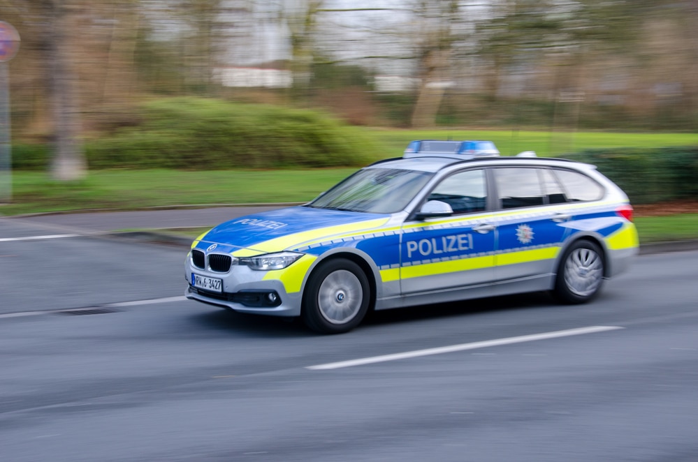 Ein deutsches Polizeiauto fährt auf einer Straße.