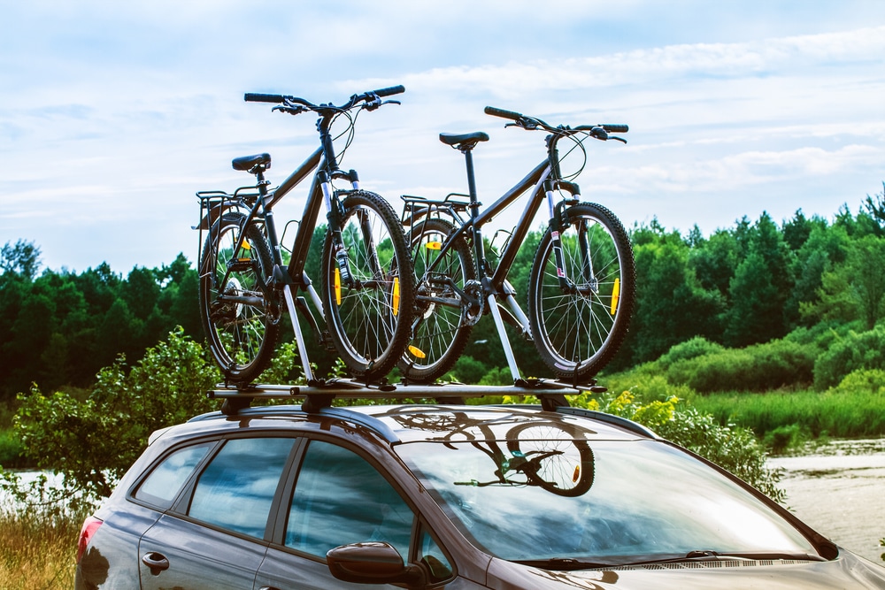 Zwei Fahrräder auf einem Autodach.