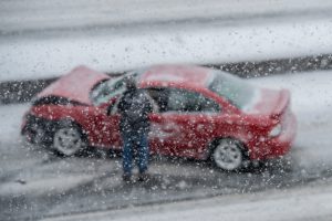 Autounfall im einem Schneesturm. ©istock.com/FatCamera