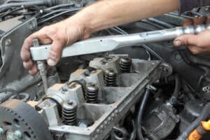 Mechaniker repariert einen Dieselmotor