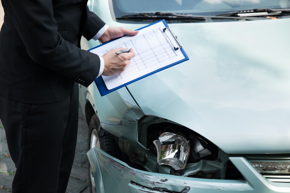 Versicherungsmakler erstellt Gutachten an Unfallauto.