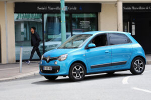 Ein blauer Renault Twingo auf einer Straße.