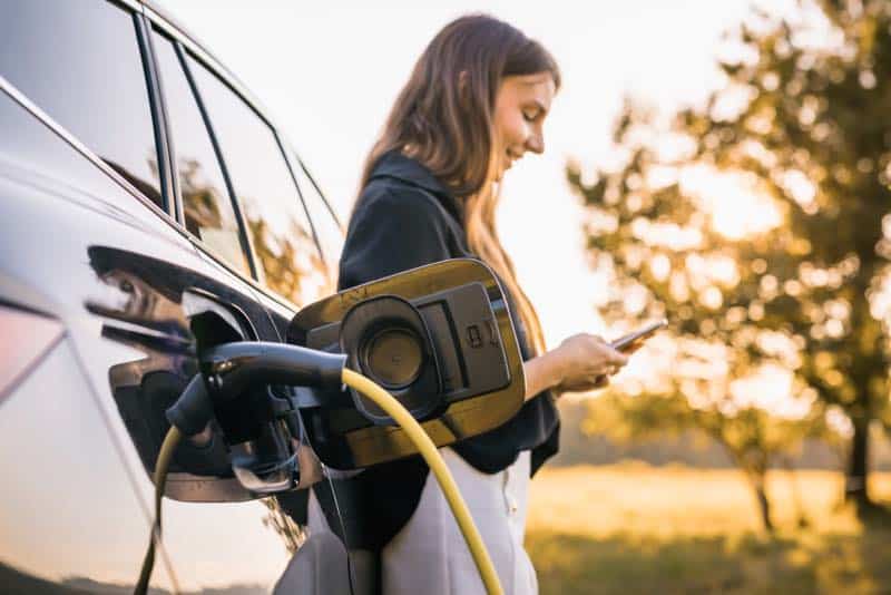 Lange Ladezeiten sind ein häufig angegebener Grund ein E-Auto nicht zu kaufen